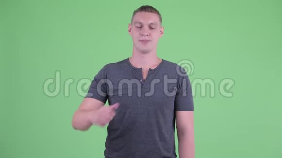 悲伤的年轻人竖起大拇指的肖像视频的预览图