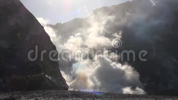 新西兰白岛山区的间歇泉视频的预览图