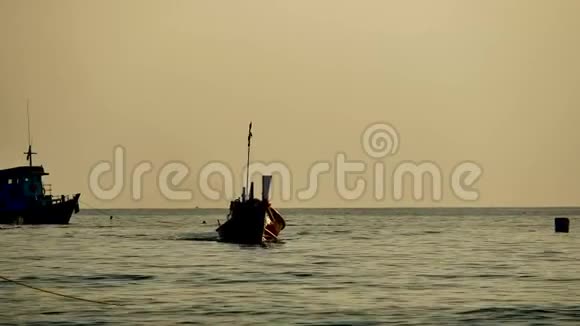 旅游视频剪影长尾船航行在安达曼视频的预览图