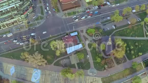 基辅Dnieper河附近有一座金色大十字架的木制教堂的鸟瞰图视频的预览图