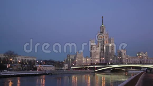 夜间Kotelnicheskaya路堤上的高层建筑视频的预览图