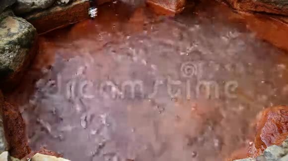 KabardinoBalkaria山上有红墙的井中的沸腾矿泉水泡沫的来源视频的预览图