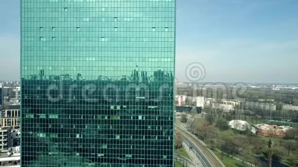 一栋办公楼绿色彩色镜面反射城市景观的空中拍摄4K型视频的预览图
