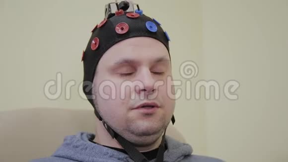 医生为人脑研究准备耳机视频的预览图