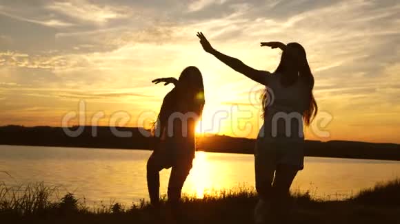 青少年女朋友假日迪斯科湖边的派对孩子们跳舞快乐的女孩在海滩上跳舞美丽的女孩视频的预览图