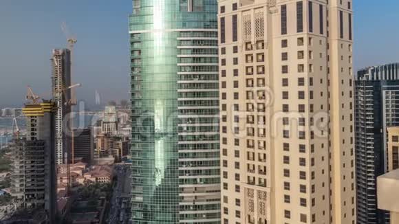 迪拜朱美拉海滩住宅的现代摩天大楼JBR航天时间视频的预览图