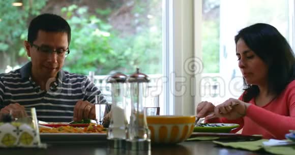 一对夫妇在吃4K午餐时互动视频的预览图
