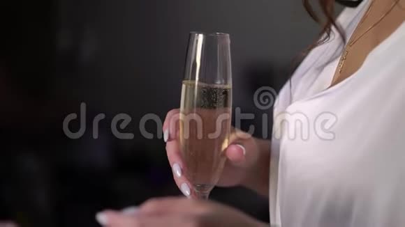 手中拿着一杯葡萄酒或香槟或其他酒精饮料的人视频的预览图