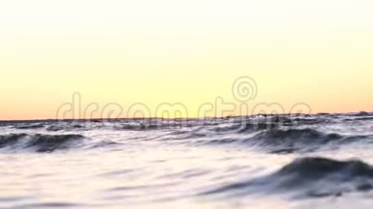 海水从海浪中溅起视频的预览图
