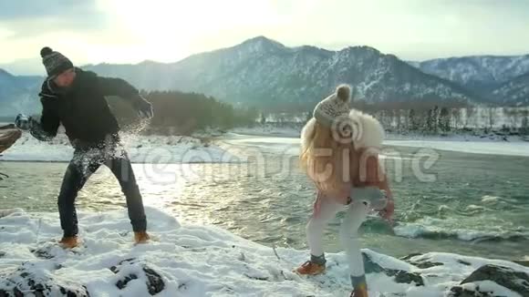 年轻人在雪地里玩耍慢动作视频的预览图