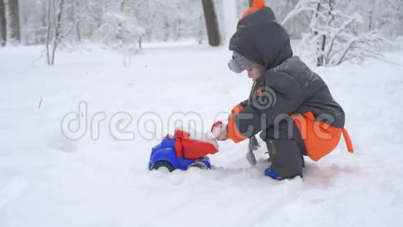 可爱的孩子玩雪视频的预览图