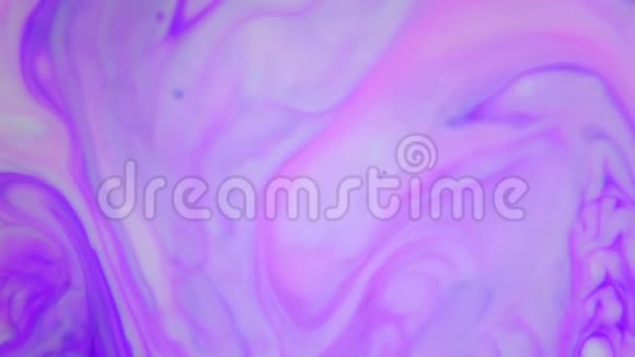 墨水在水里紫色墨水在水中反应创造抽象的背景视频的预览图