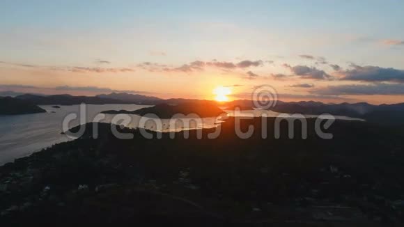 美丽的日落过海鸟瞰菲律宾布桑加岛视频的预览图