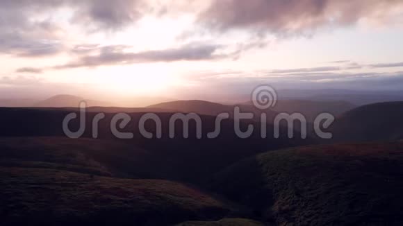 英国风景山上的日出视频的预览图