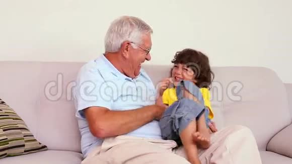 老人和孙子坐在沙发上视频的预览图