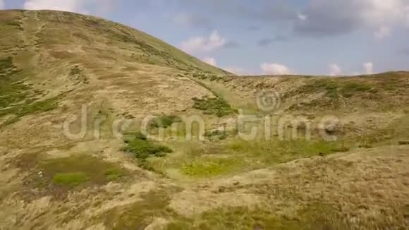 喀尔巴阡山步道的鸟瞰图视频的预览图
