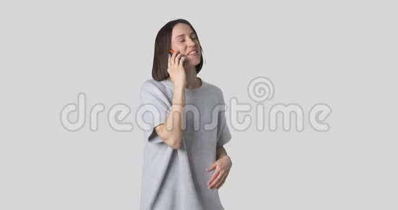 美女在手机上说话视频的预览图