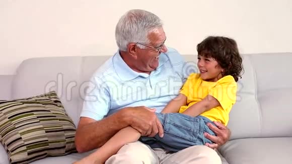 老人和孙子坐在沙发上视频的预览图