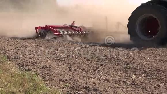 农场农业拖拉机与耕种视频的预览图