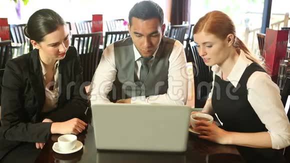 在餐厅喝咖啡时一起工作的同事视频的预览图