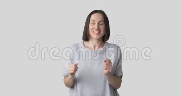 快乐的女人在白色背景下跳舞视频的预览图