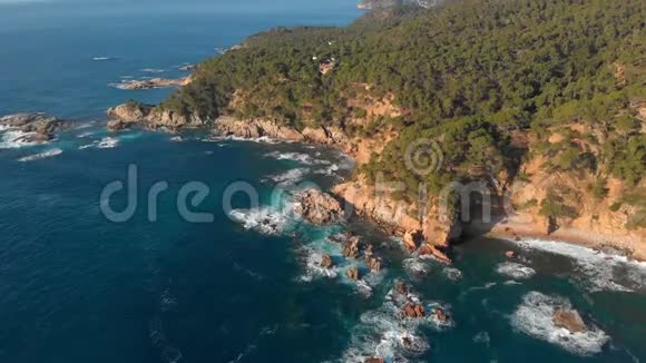 西班牙帕拉莫斯附近科斯塔布拉瓦海岸的空中景观镜头视频的预览图