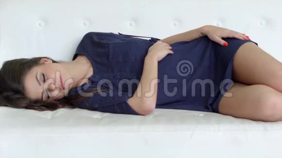 甜蜜美丽的女孩睡觉视频的预览图