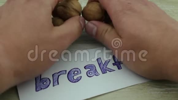 早餐吃坚果视频的预览图