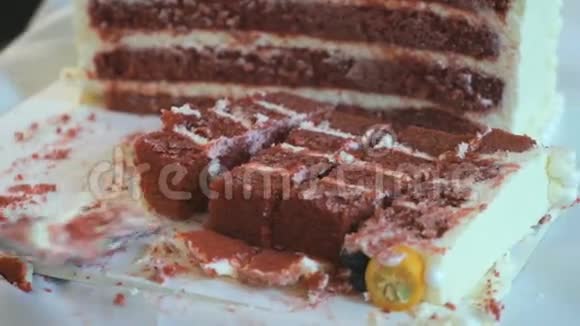 服务员把结婚蛋糕切成碎片关门视频的预览图