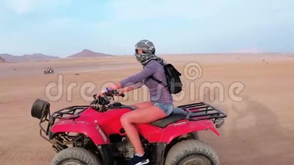 在埃及沙漠里女人骑着一辆四方自行车动中的动态视图视频的预览图
