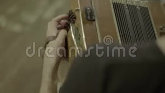 音乐家在酒吧咖啡馆演奏手风琴基辅乌克兰视频的预览图