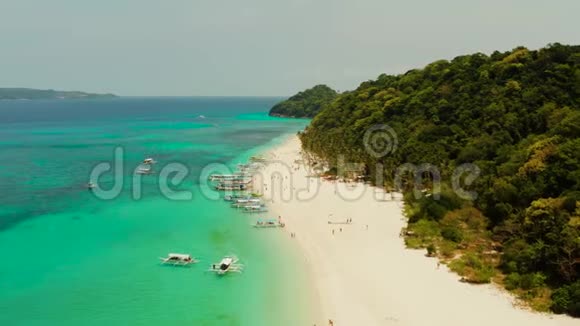 热带海滩和蓝色泻湖视频的预览图
