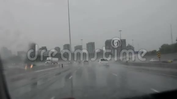 多伦多多雨高速公路的司机视角视频的预览图