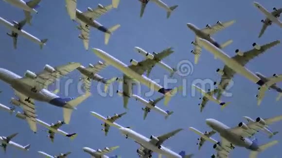 多架现代客机在高空飞行旅行飞行速度或空气污染的概念4K无缝循环动画视频的预览图