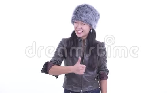 快乐美丽的亚洲女人竖起大拇指视频的预览图