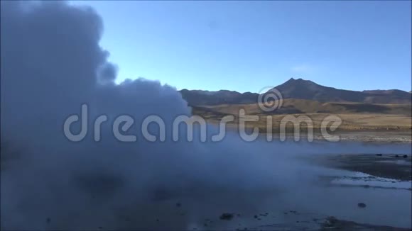 智利阿塔卡马沙漠的景观和间歇喷泉视频的预览图