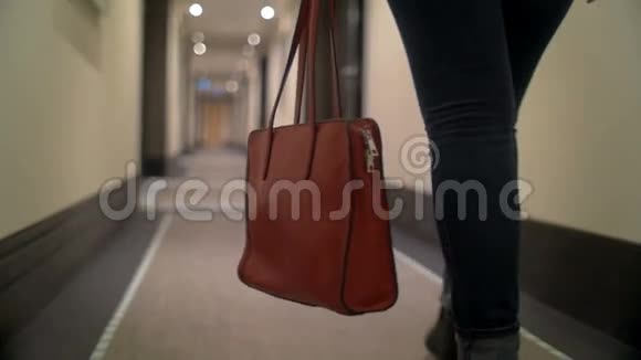 带包的女人在酒店大厅散步视频的预览图