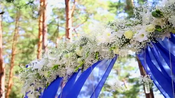 用鲜花装饰美丽的婚礼拱门视频的预览图