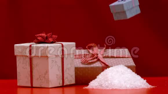 圣诞礼物落下来在红色背景下跳跃视频的预览图