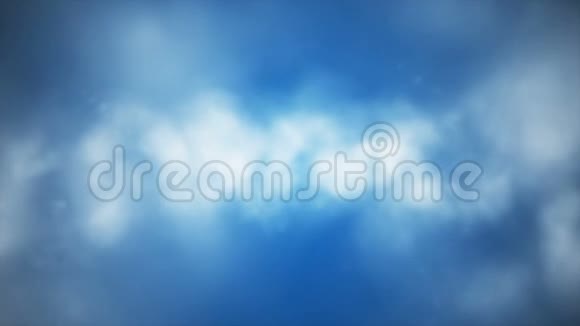 广播云飞行通过蓝色天空循环4K视频的预览图
