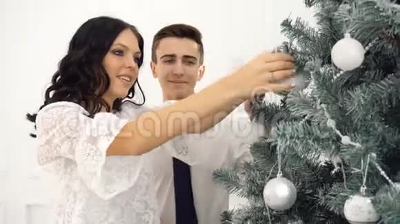 可爱的夫妇青少年和圣诞节视频的预览图