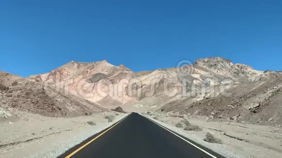死亡谷国家公园沙漠中的风景道视频的预览图