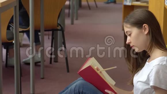 在学校图书馆学习的少女视频的预览图