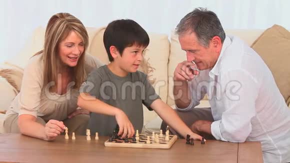 小男孩在下棋视频的预览图