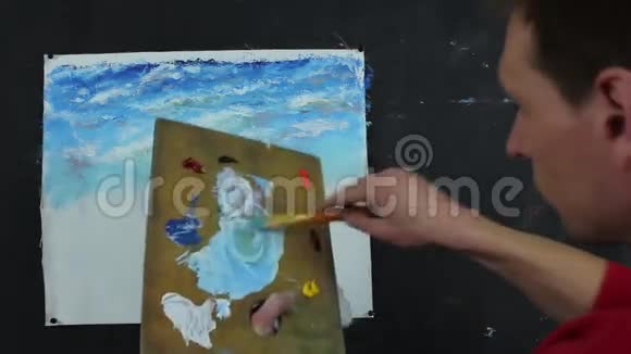 艺术家在画一幅画创造力视频的预览图