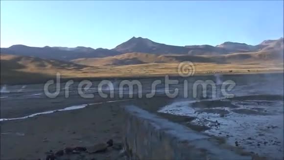 智利阿塔卡马沙漠的景观和间歇喷泉视频的预览图