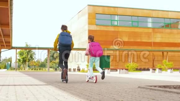 带背包的学童骑滑板车视频的预览图