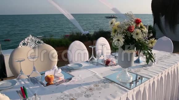 带海景的优雅室外婚礼桌视频的预览图