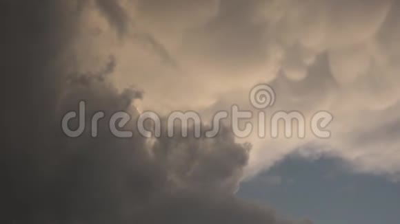日落时美丽的多云天空视频的预览图