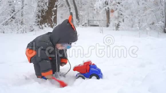 可爱的孩子玩雪视频的预览图